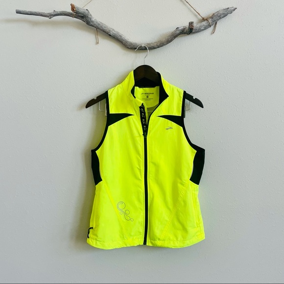brooks essential running vest